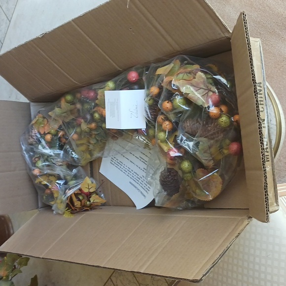 Harvest berrie,leaf, & pinecone Garland ,4 FT., NEW IN BOX,,By Valeri/Qvc - Picture 7 of 11